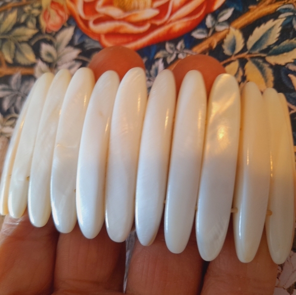 White Mother Of Pearl  Color Shell  Strestchy Bracelet - Picture 11 of 11